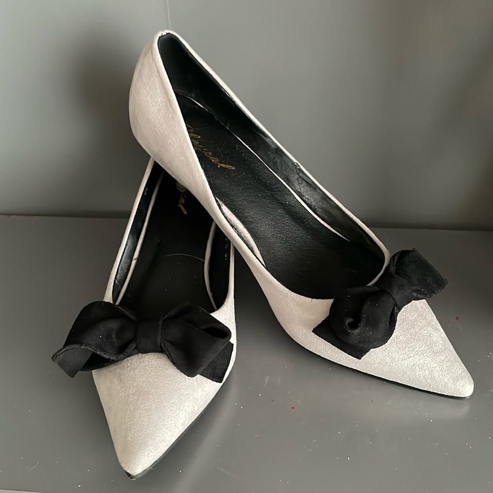 Grey kitten heal with bow accent size 7